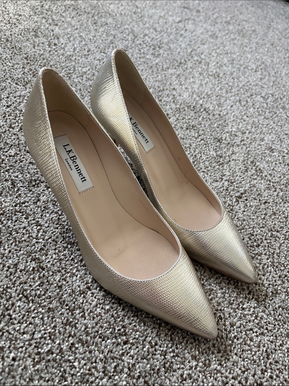 LK Bennett Gold Textured Pointed-Toe Pumps size 35 which is a 5